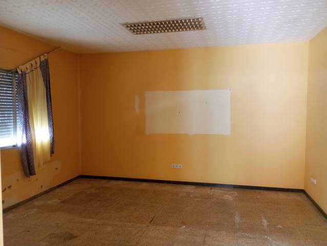 Local comercial en Alquiler en Carrer d'Olot en Les Arenes - La Grípia  Can Montllor