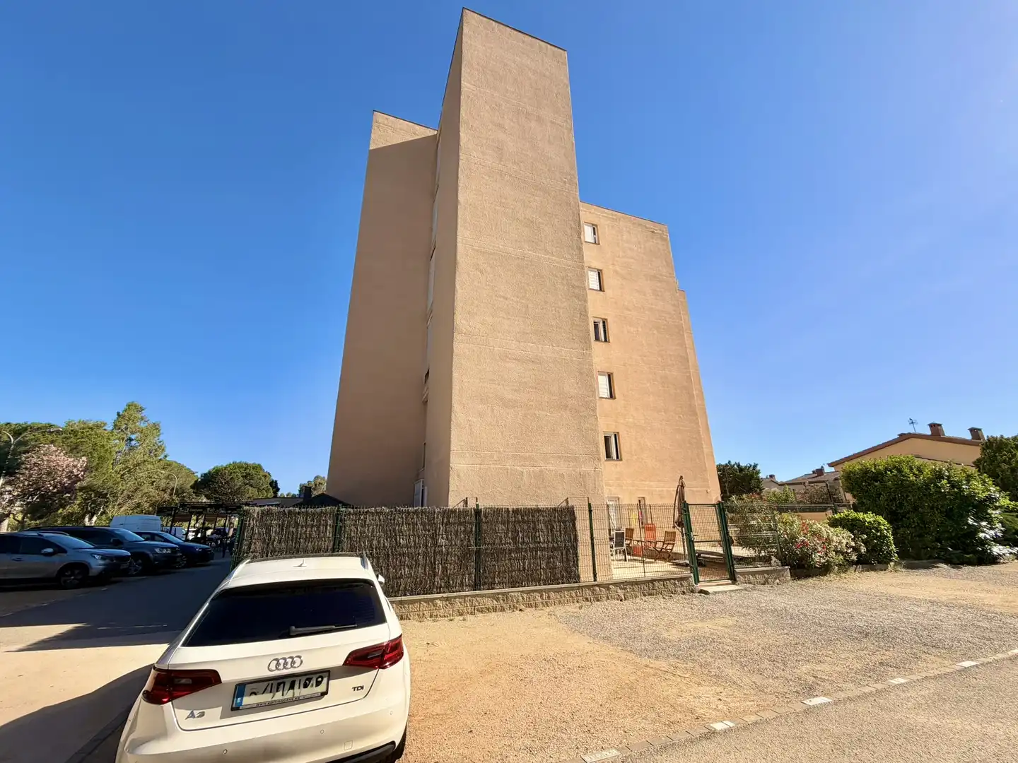 Vista exterior de Pis en venda en Roses amb Calefacció, Jardí privat i Piscina