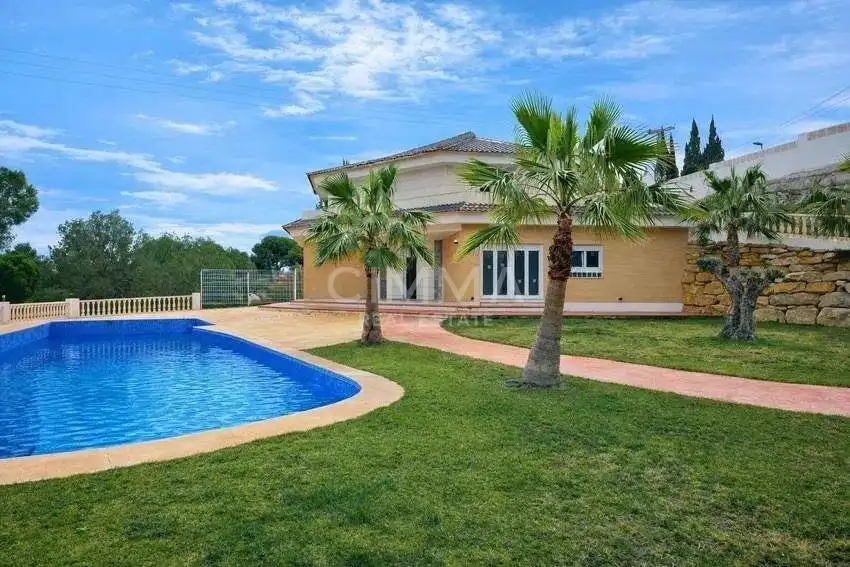 Chalet en venta en Calle de las Acacias