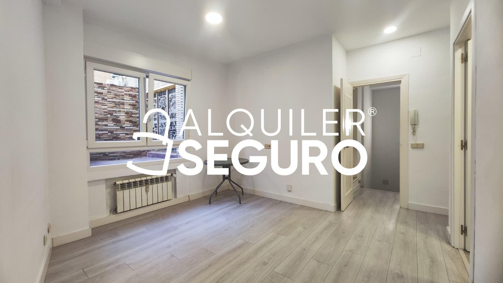 Bedroom of Flat to rent in  Madrid Capital  with Heating, Terrace and Furnished