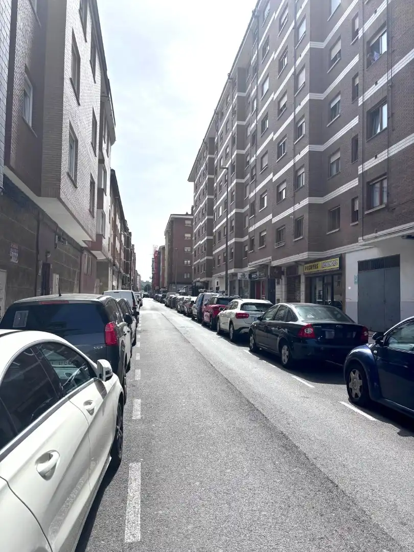 Vista exterior de Local en venda en Gijón 