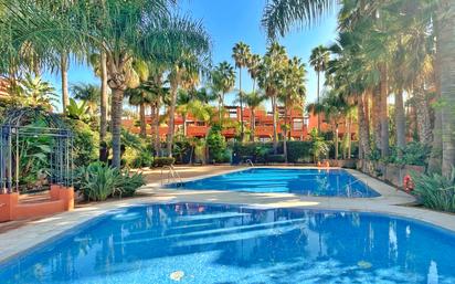 Vista exterior de Casa adosada en venda en Marbella amb Aire condicionat, Jardí privat i Terrassa