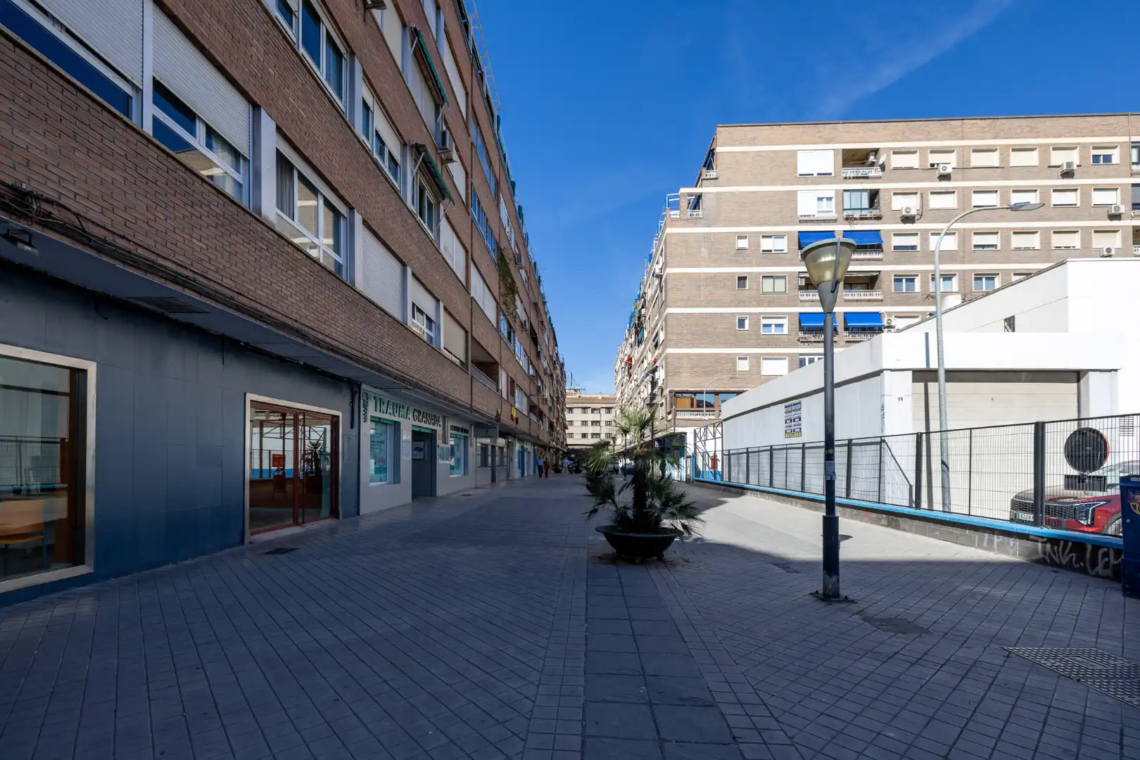 Vista exterior de Pis en venda en Granada amb Calefacció, Traster i Balcó