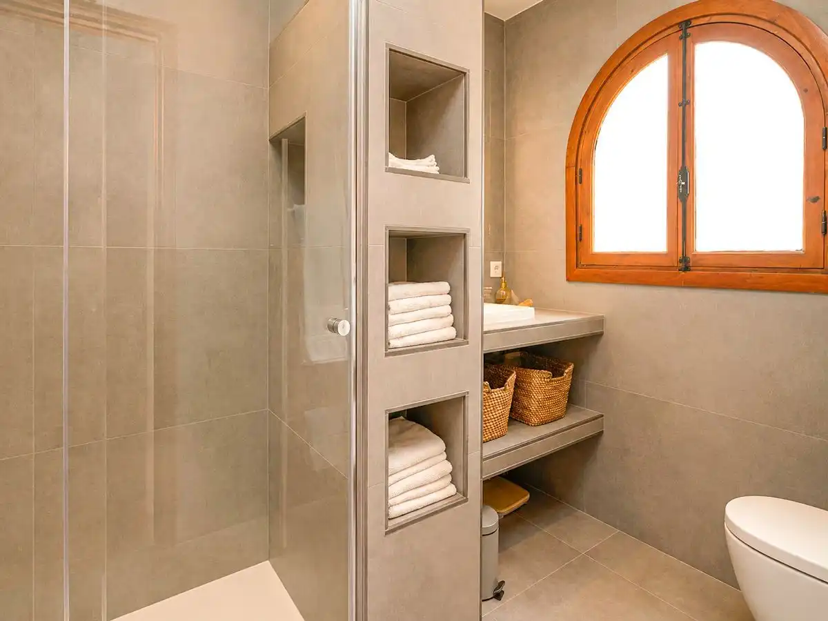 Baño de Casa adosada en venta en L'Alfàs del Pi con Aire acondicionado, Calefacción y Jardín privado