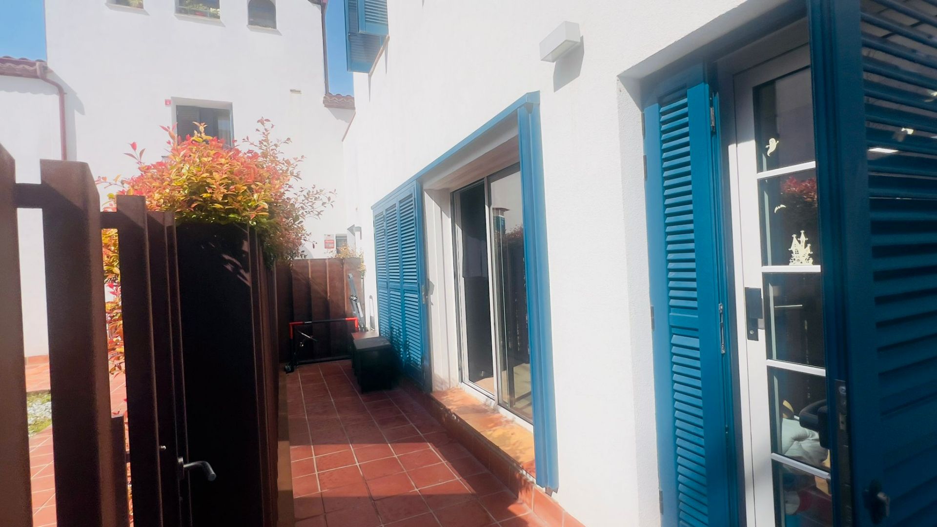 Exterior view of Single-family semi-detached for sale in Badalona  with Air Conditioner, Heating and Parquet flooring