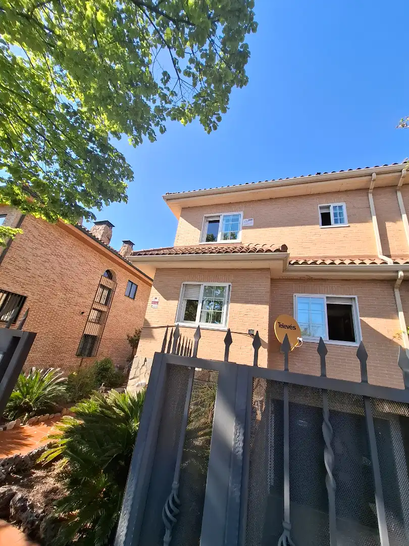 Exterior view of Detached homes for rent in Villaviciosa de Odón  with Heating, Private garden and Furnished