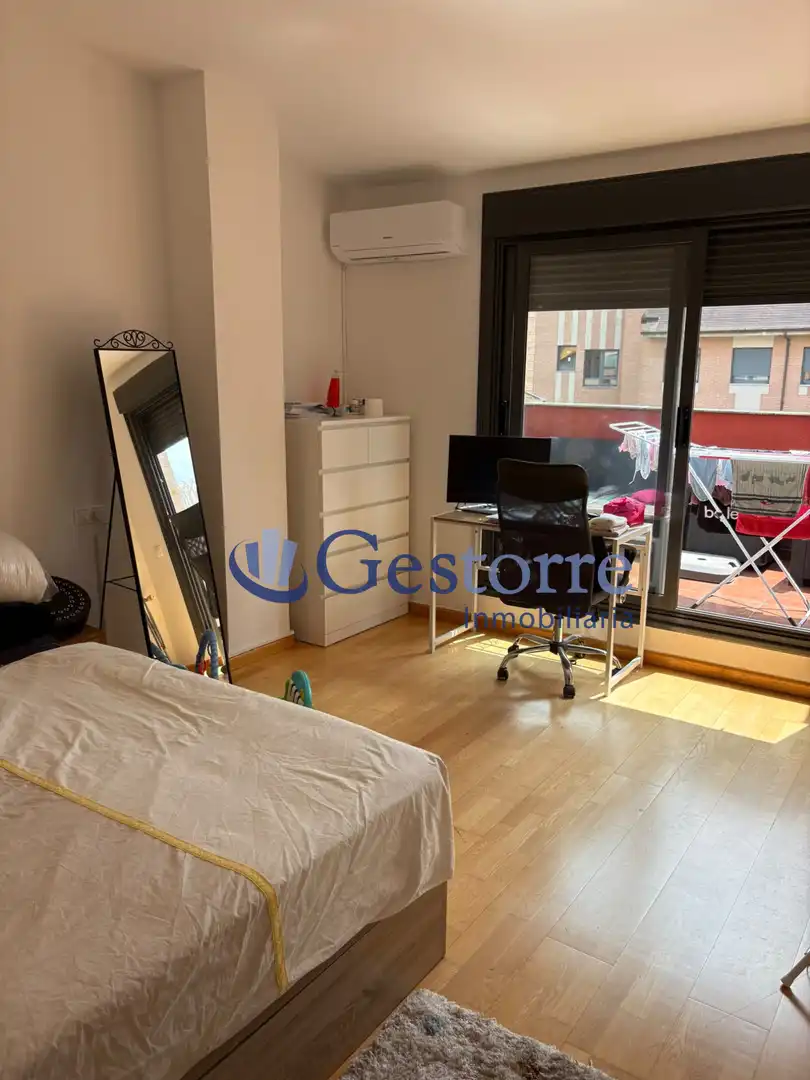 Schlafzimmer von Wohnung zur Miete in Oviedo  mit Heizung, Privatgarten und Parkett
