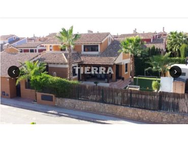 Detached house with pool for sale in Calle Ramón Gaya