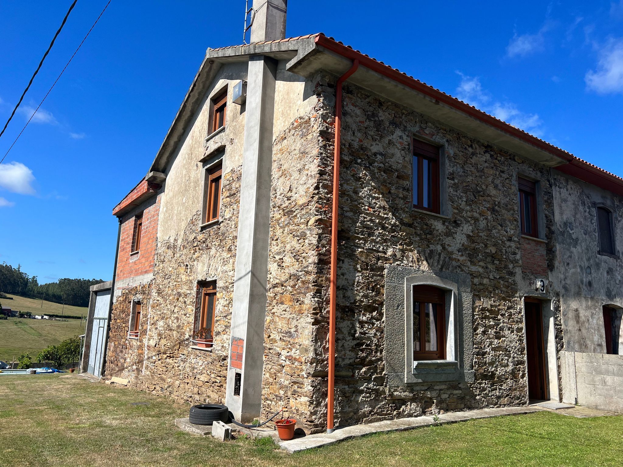 Vista exterior de Casa adosada en venda en Cedeira amb Calefacció, Jardí privat i Terrassa