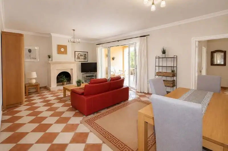 Wohnzimmer von Wohnung zum Verkauf in Casares mit Klimaanlage, Heizung und Privatgarten
