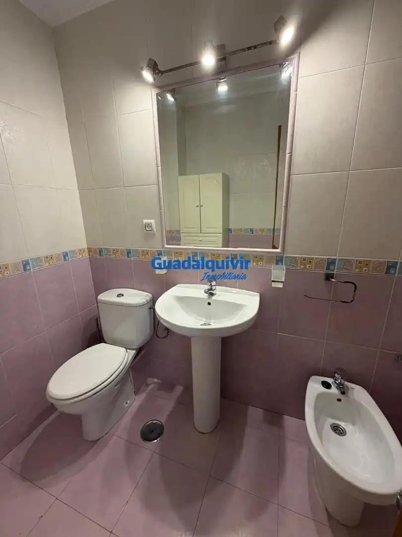 Badezimmer von Wohnung zum Verkauf in Montequinto mit Klimaanlage und Terrasse