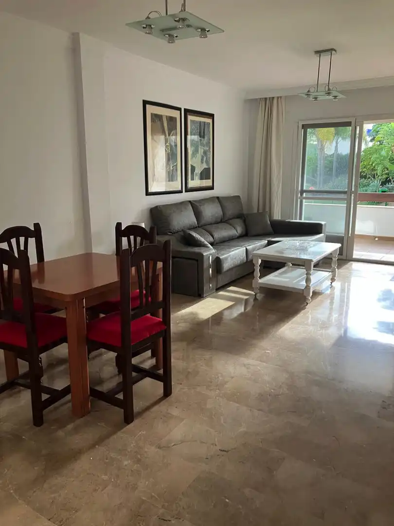 Wohnzimmer von Einfamilien-Reihenhaus zum Verkauf in Estepona mit Klimaanlage, Terrasse und Schwimmbad
