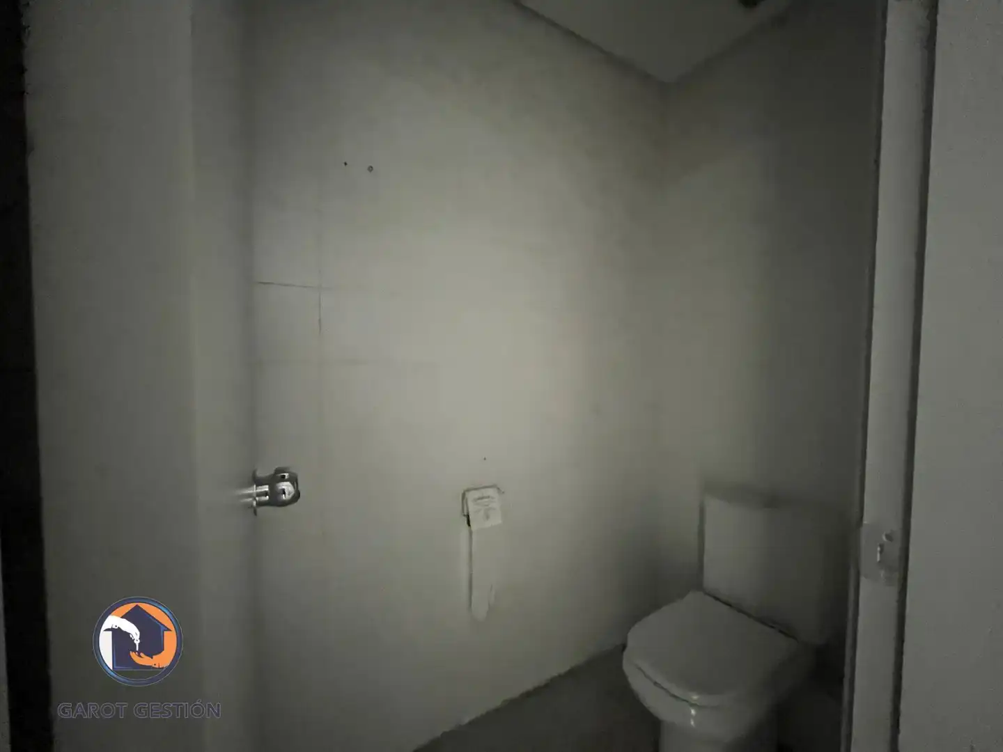 Bathroom of Commercial properties for sale in San Fernando de Henares  with Air Conditioner and Internet