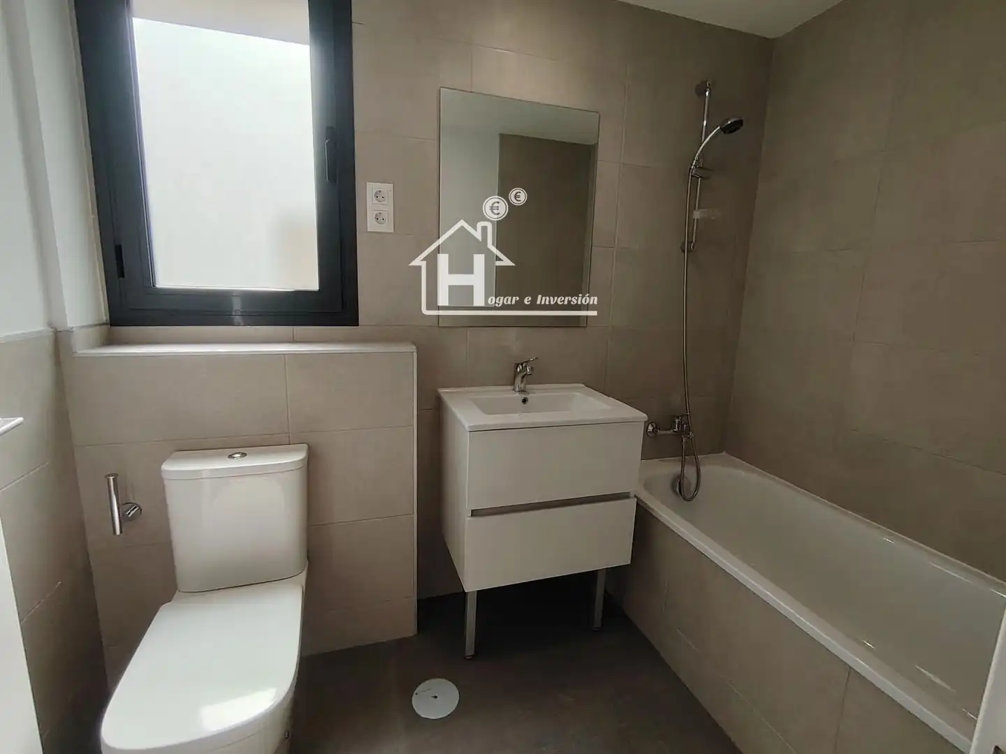 Badezimmer von Wohnung zur Miete in Guadalajara mit Klimaanlage, Heizung und Terrasse
