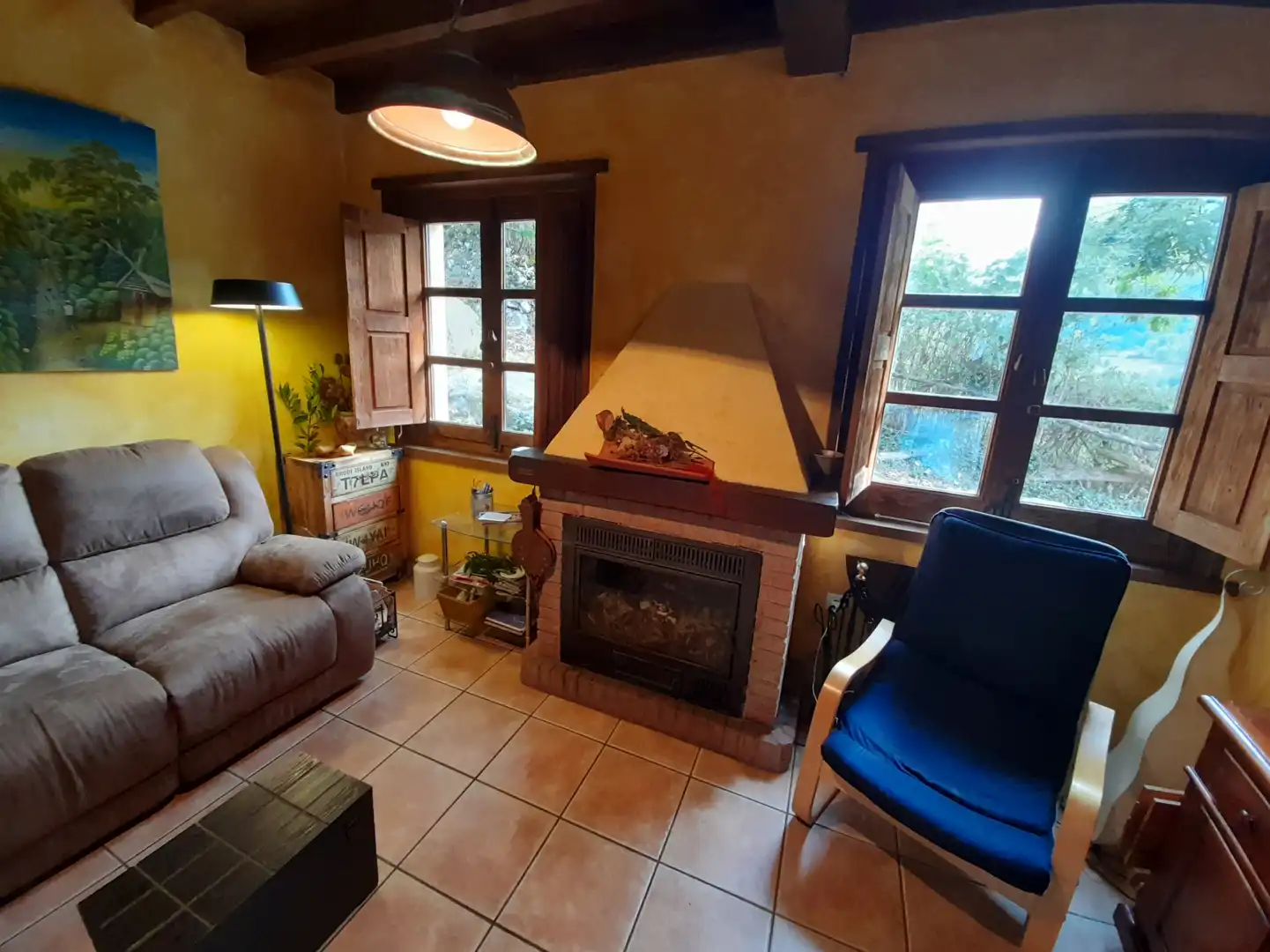 Sala d'estar de Casa adosada en venda en Caso amb Calefacció, Terrassa i Traster