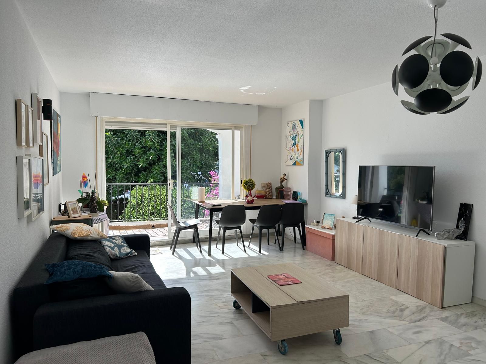 Living room of Flat for sale in Estepona  with Air Conditioner, Furnished and Balcony