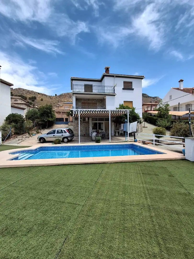 Schwimmbecken von Haus oder Chalet zum Verkauf in Loja mit Heizung, Privatgarten und Terrasse