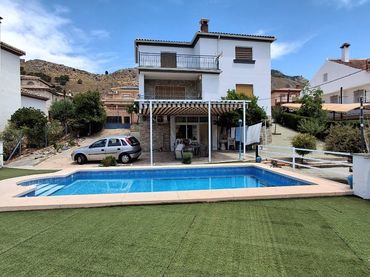 Haus mit Balkon zum Verkauf in Loja
