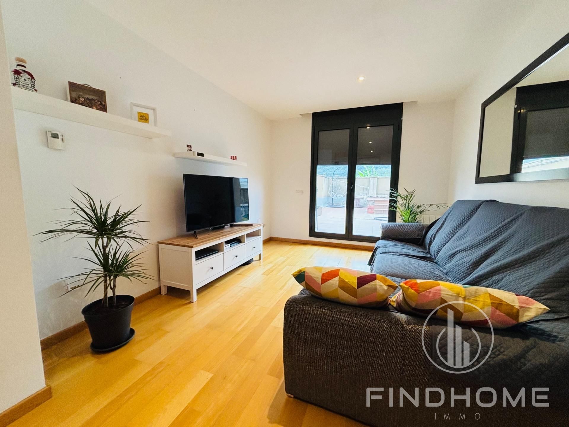 Sala d'estar de Planta baixa en venda en La Vall de Bianya amb Aire condicionat, Calefacció i Parquet