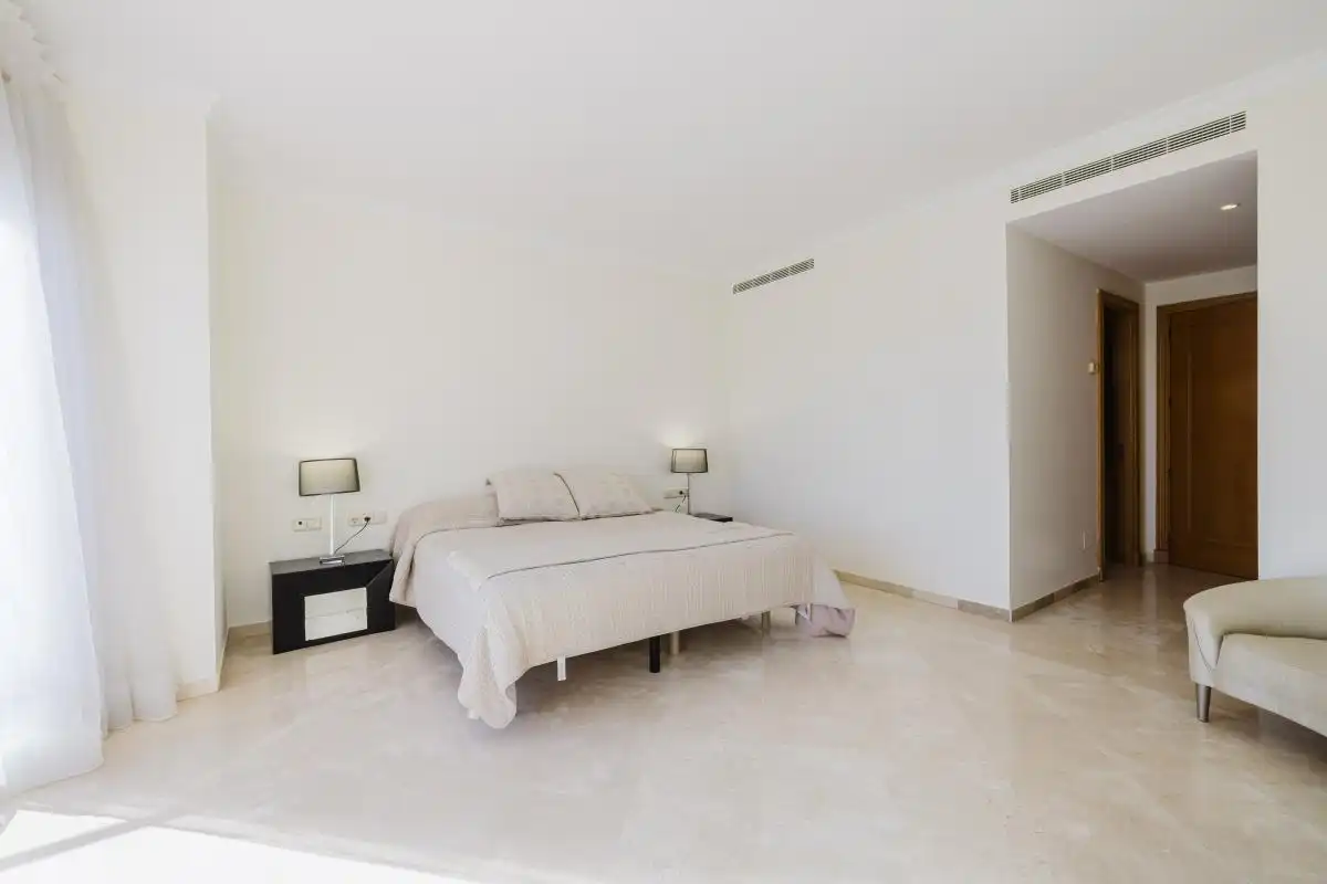 Dormitori de Dúplex en venda en Estepona amb Aire condicionat, Calefacció i Jardí privat