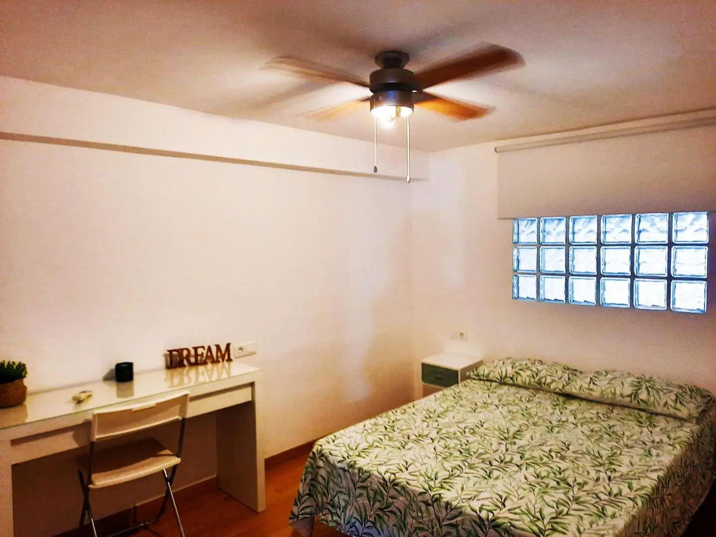 Habitación de Local en venta en Marbella con Aire acondicionado