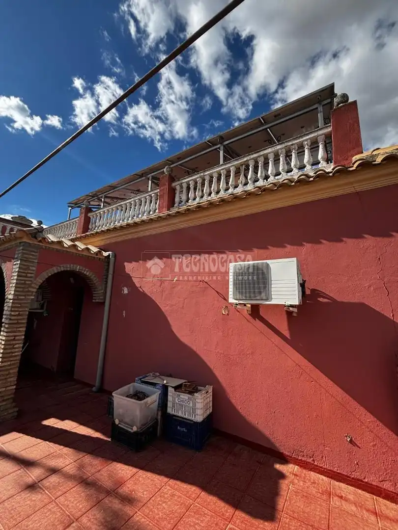 Vista exterior de Casa o xalet en venda en Alcalá de Guadaira amb Aire condicionat i Terrassa