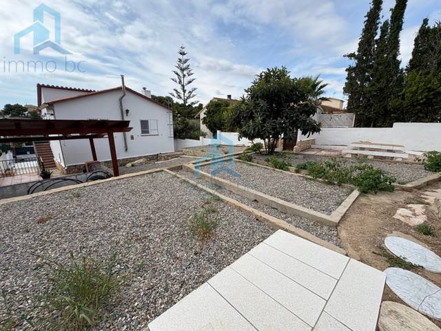 Casa-chalet en Venta en Calle Liles De Les en La Pobla de Montornès