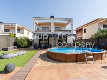 Xalet amb piscina en venda a Sant Julià de Ramis