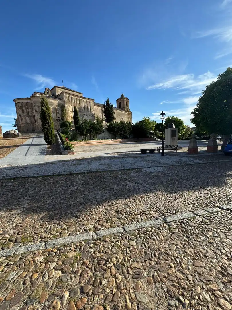 Vista exterior de Casa o xalet en venda en Madrigal de las Altas Torres amb Calefacció