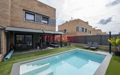 Piscina de Casa adosada en venda en Villaviciosa de Odón amb Aire condicionat, Calefacció i Jardí privat