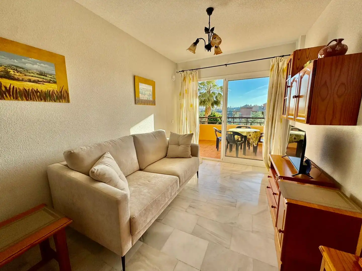 Sala de estar de Piso en venta en Fuengirola con Aire acondicionado, Terraza y Piscina comunitaria