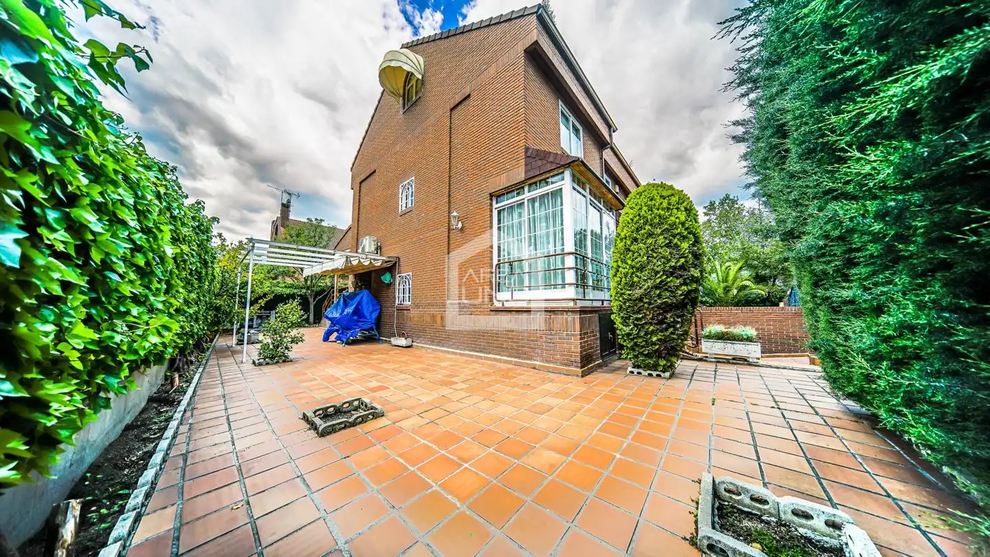 Jardí de Casa adosada en venda en Alcorcón amb Aire condicionat, Calefacció i Parquet