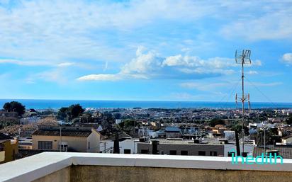 Vista exterior de Casa o xalet en venda en Vilanova i la Geltrú amb Aire condicionat, Calefacció i Jardí privat