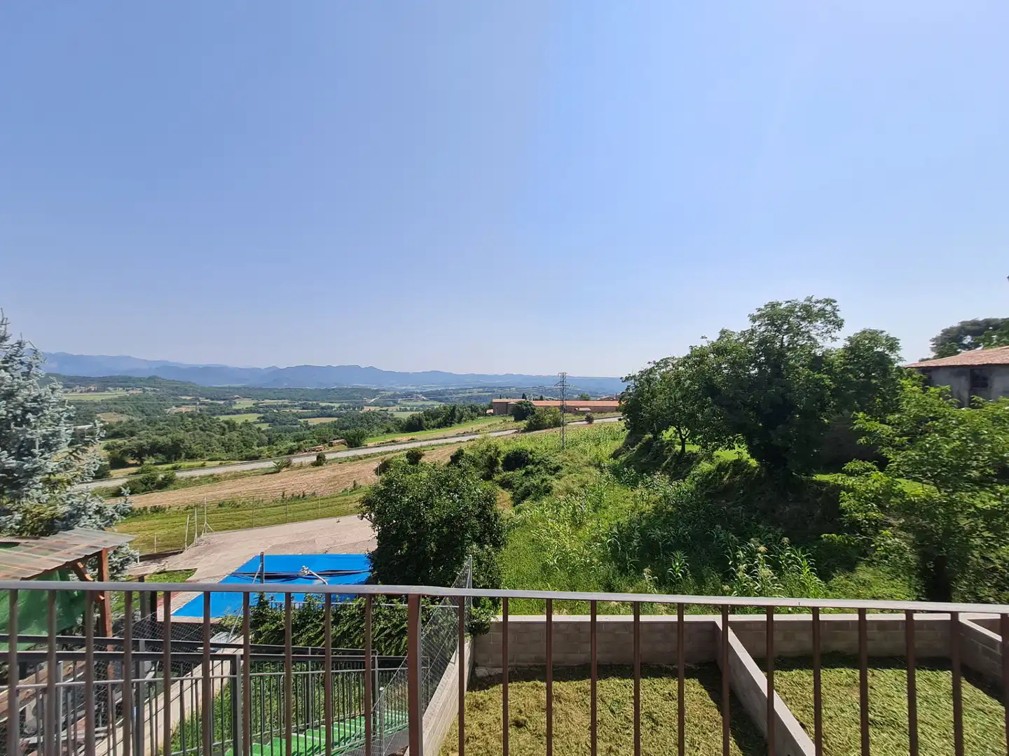 Garten von Einfamilien-Reihenhaus zum Verkauf in Casserres mit Klimaanlage, Heizung und Privatgarten