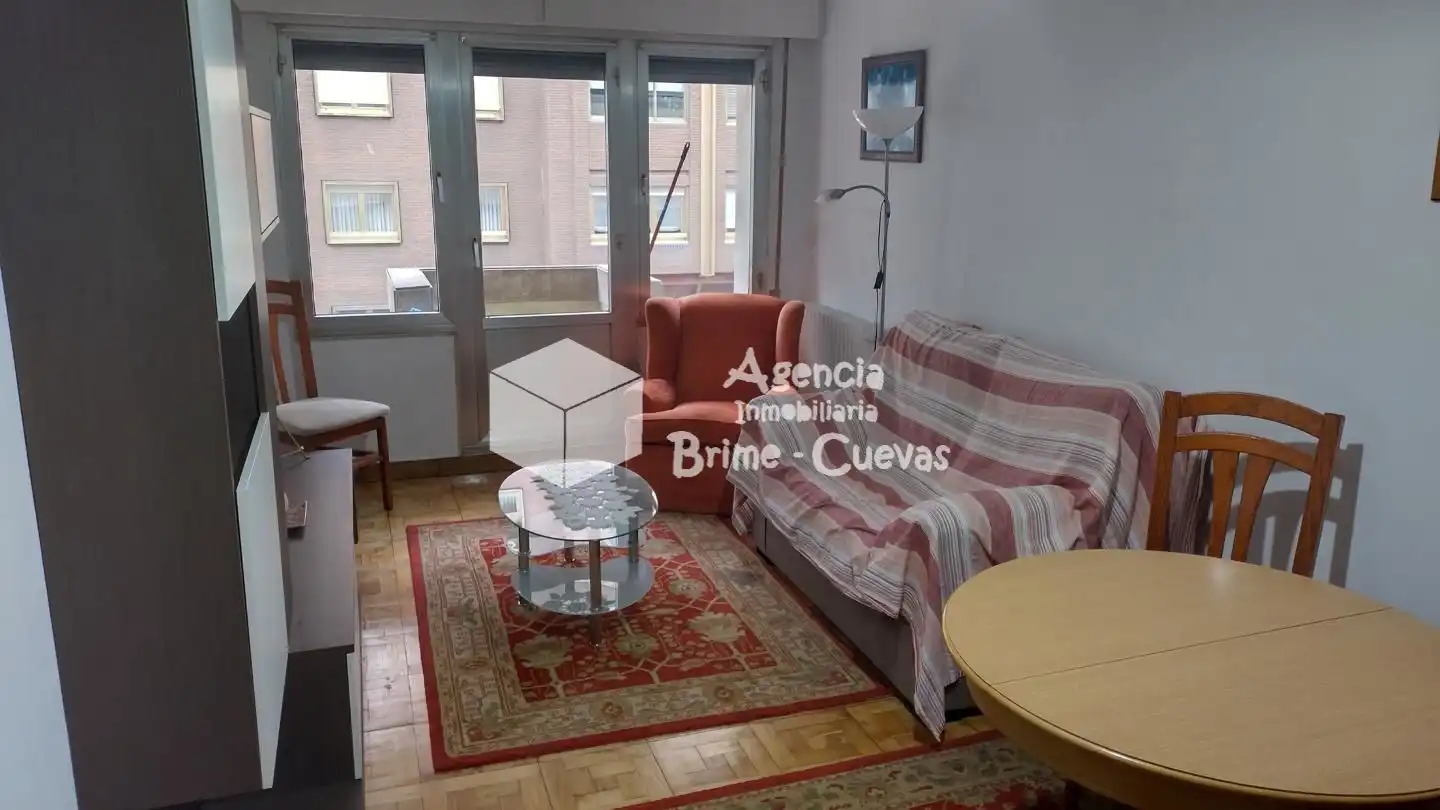 Sala de estar de Piso de alquiler en Oviedo  con Calefacción