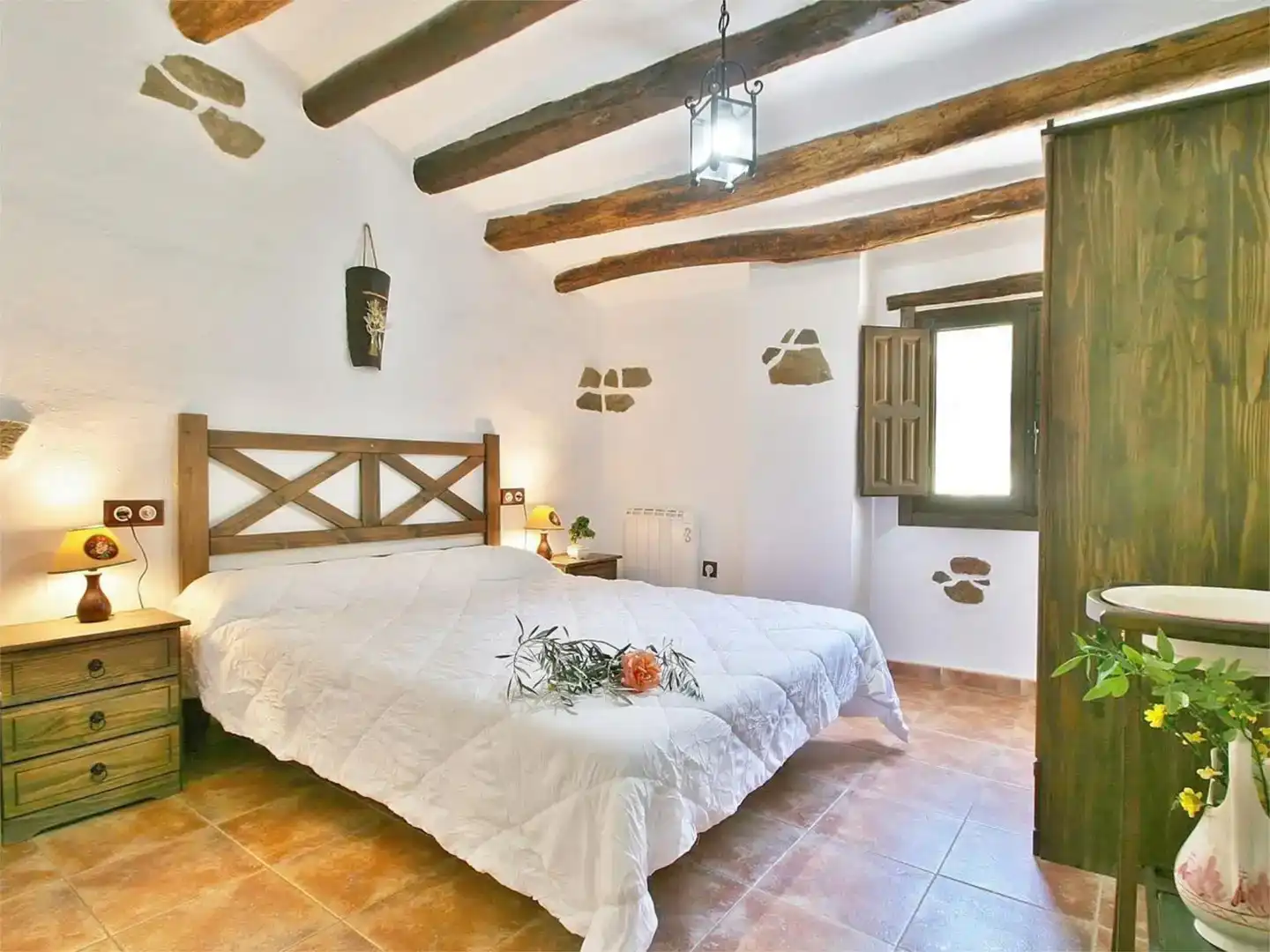 Dormitori de Finca rústica en venda en Laroya amb Jardí privat, Piscina i Moblat