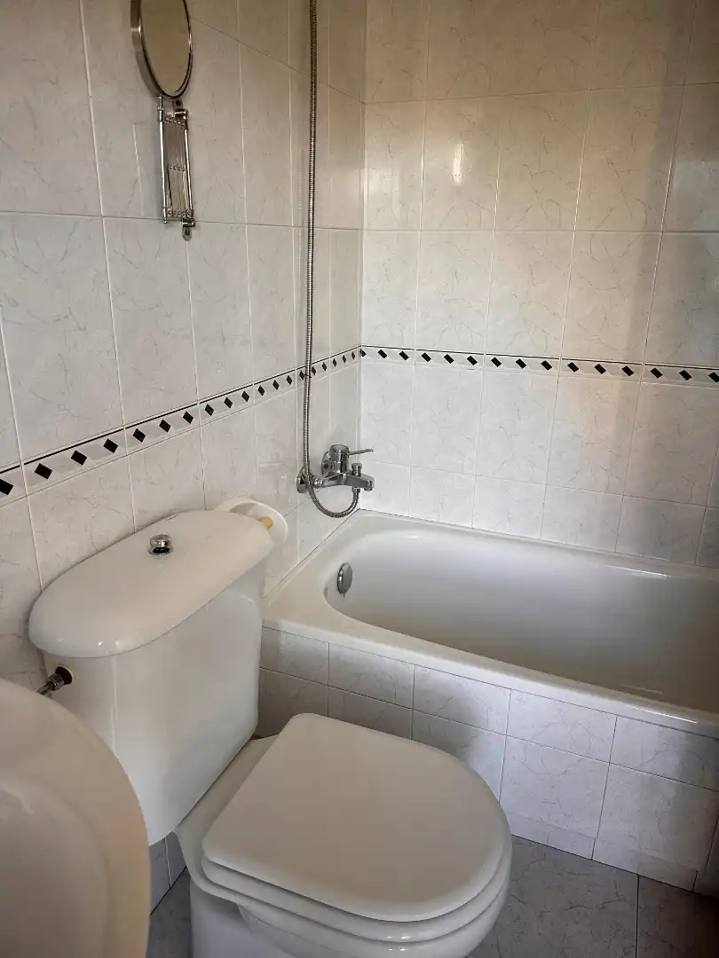 Bathroom of Duplexes for rent in Santiago de Compostela   with Heating, Parquet flooring and Oven