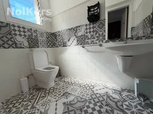 Badezimmer von Büro zur Miete in Barcelona mit Klimaanlage und Heizung