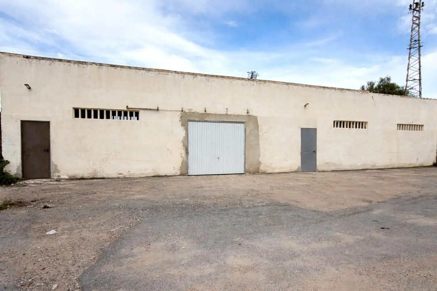 Außenansicht von Fabrikhallen zum Verkauf in Sagunto / Sagunt