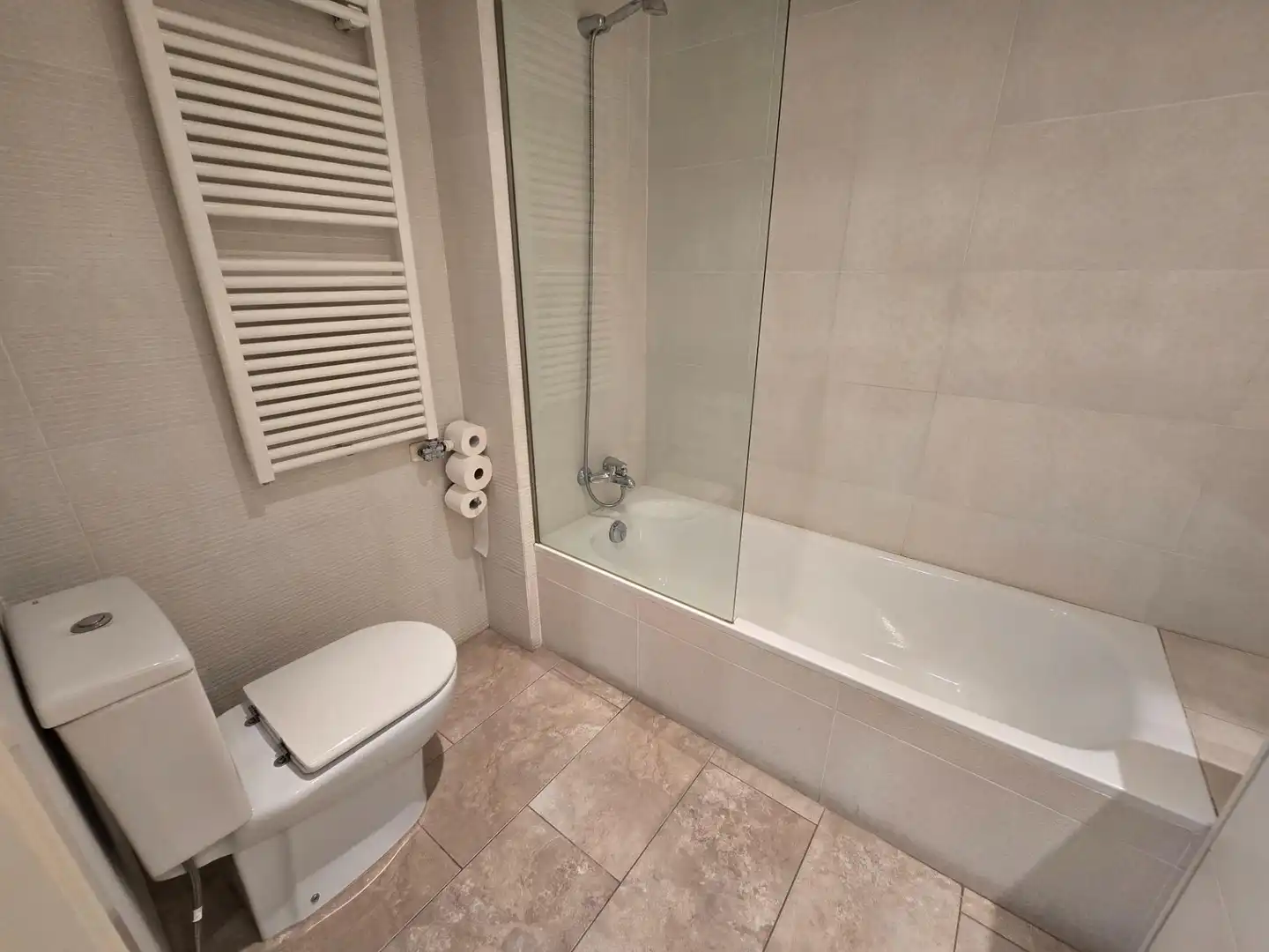 Baño de Dúplex de alquiler en El Masnou con Aire acondicionado, Calefacción y Jardín privado