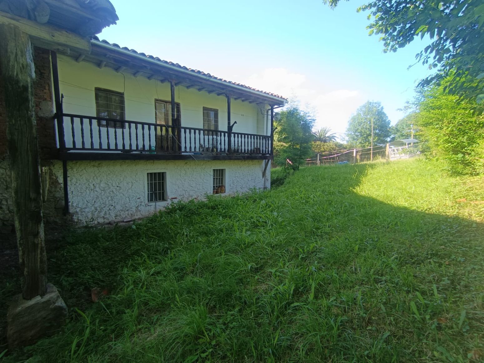 Vista exterior de Casa o xalet en venda en Penagos amb Jardí privat, Terrassa i Moblat