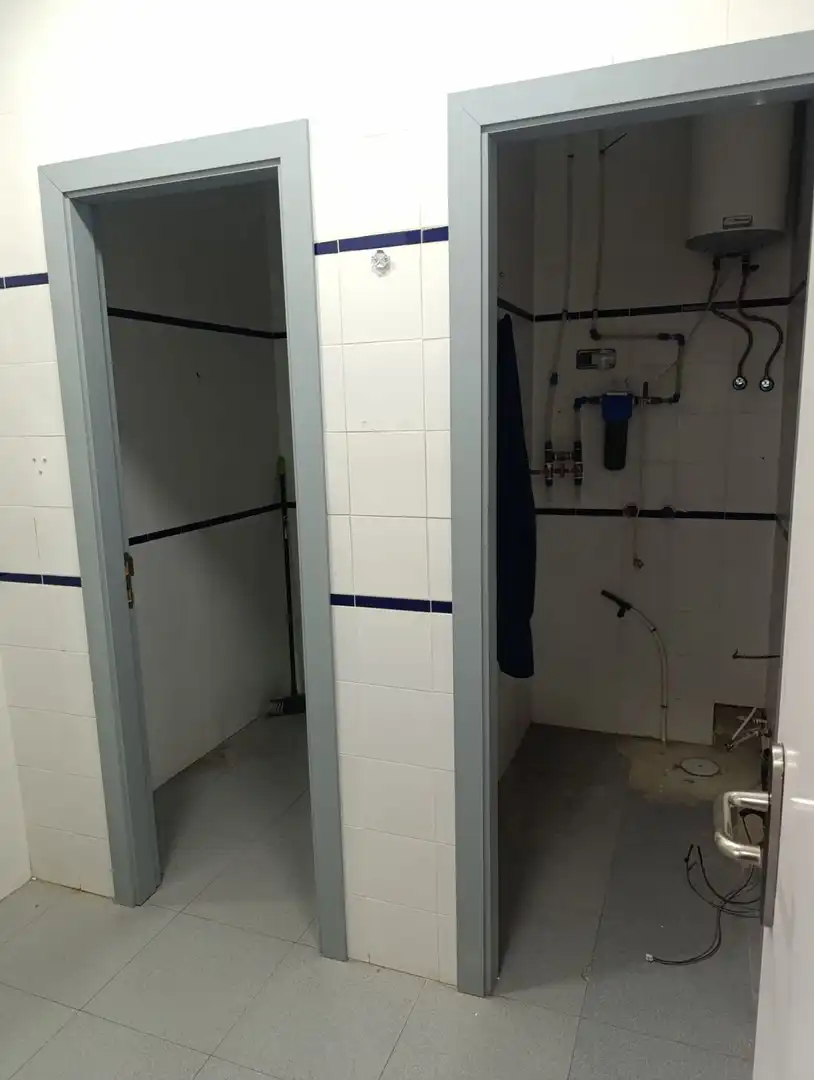 Badezimmer von Geschaftsraum zur Miete in Valdepeñas