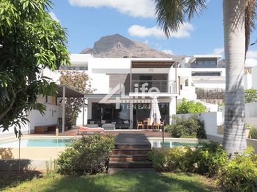 Casa amb balcó en venda a Avenida Kurt Konrad Mayer