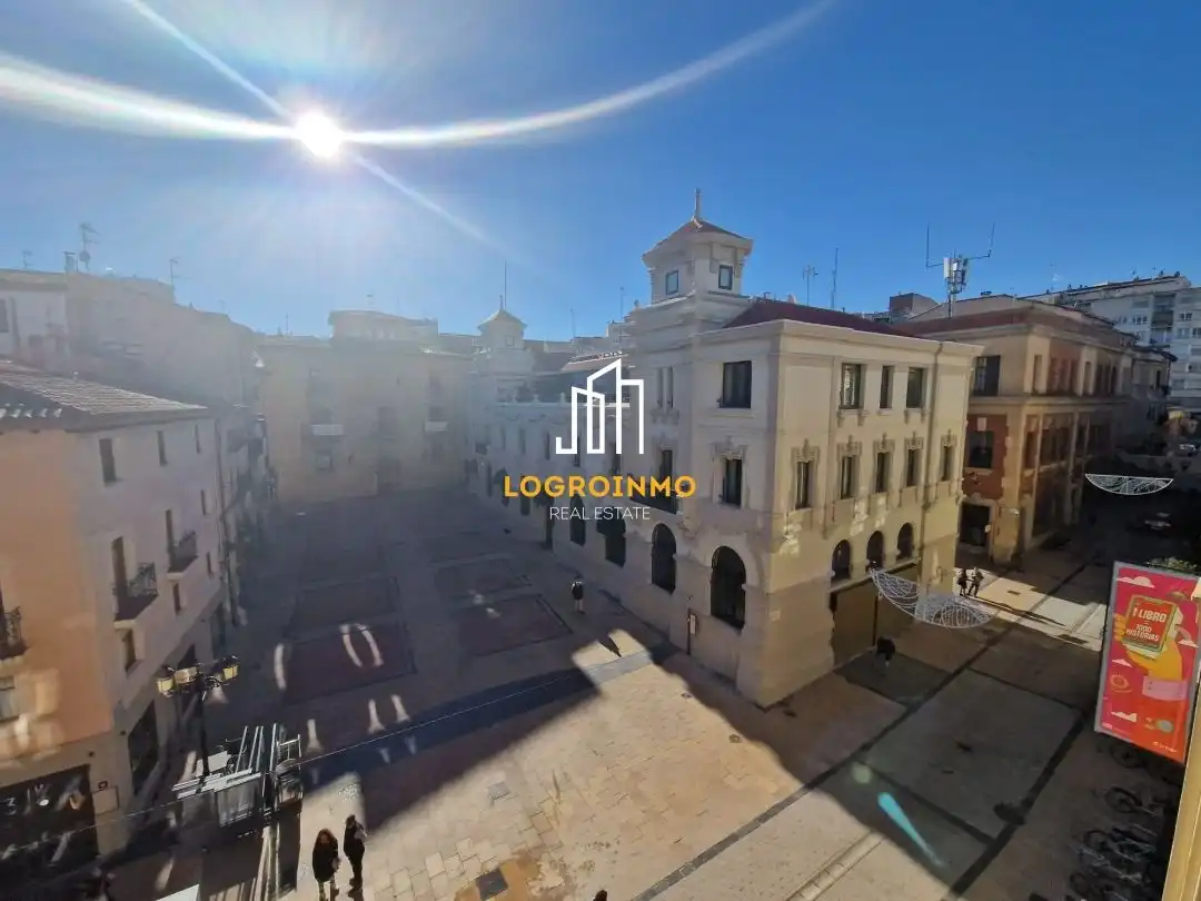 Vista exterior de Piso de alquiler en  Logroño con Calefacción y Balcón