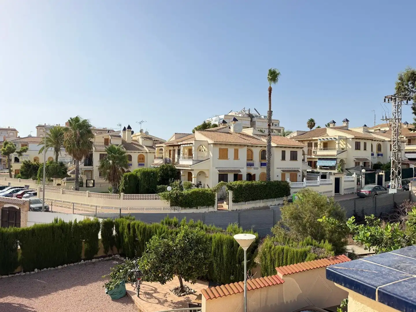 Vista exterior de Casa adosada en venda en Torrevieja amb Aire condicionat, Calefacció i Jardí privat