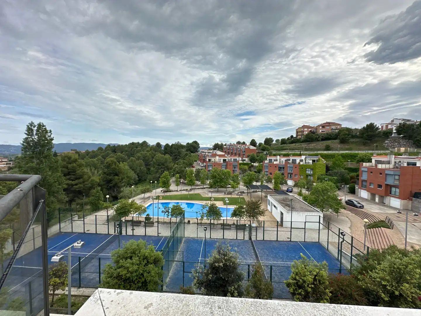 Schwimmbecken von Einfamilien-Reihenhaus zum Verkauf in Sant Esteve Sesrovires mit Klimaanlage, Heizung und Privatgarten