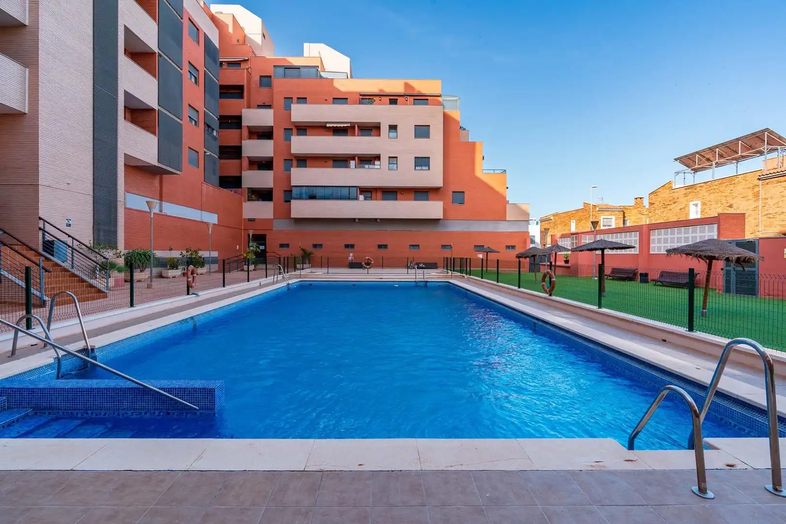 Piscina de Pis en venda en Roquetas de Mar amb Aire condicionat, Calefacció i Terrassa