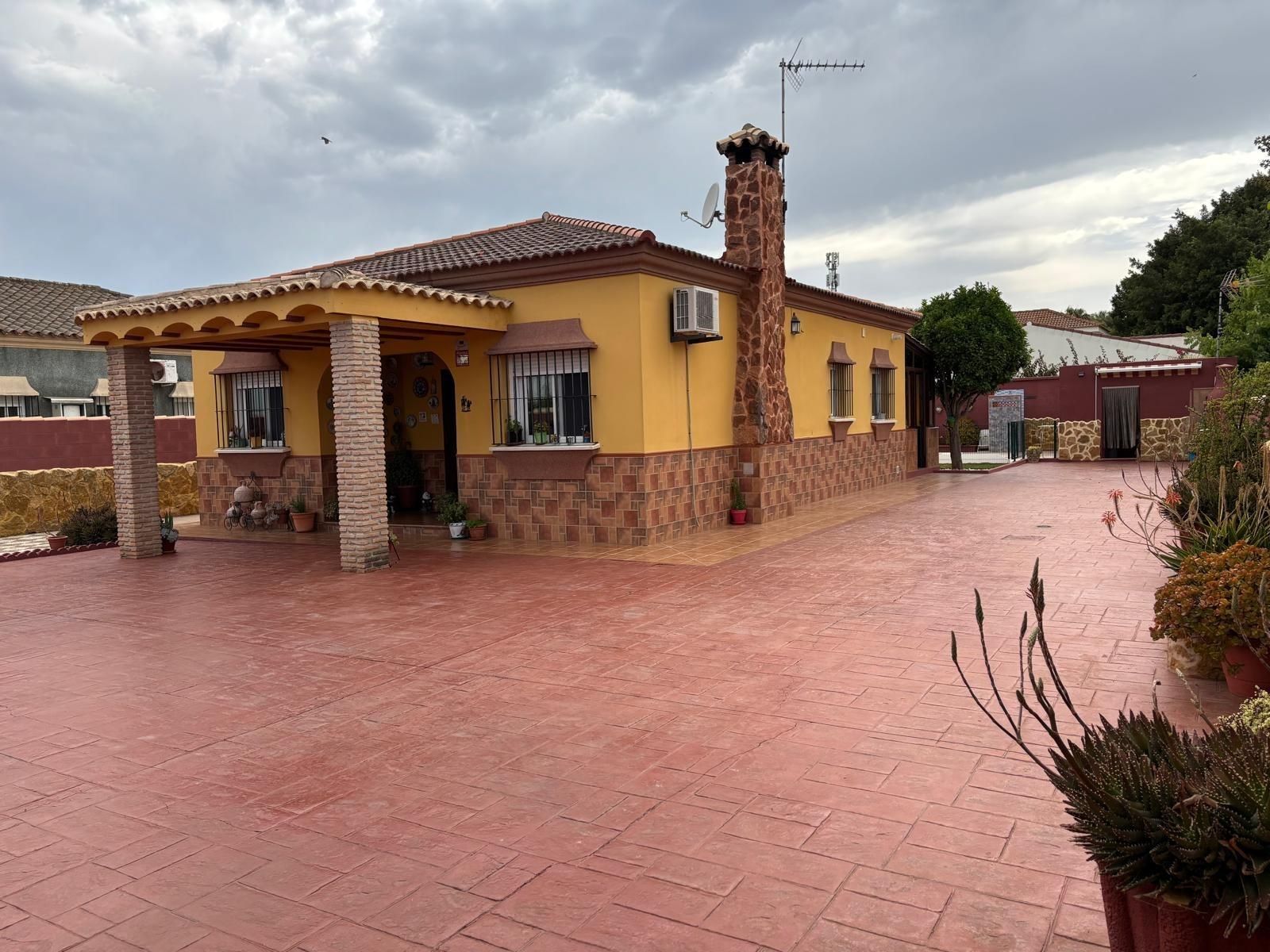Vista exterior de Casa o xalet en venda en Chiclana de la Frontera amb Aire condicionat, Jardí privat i Piscina