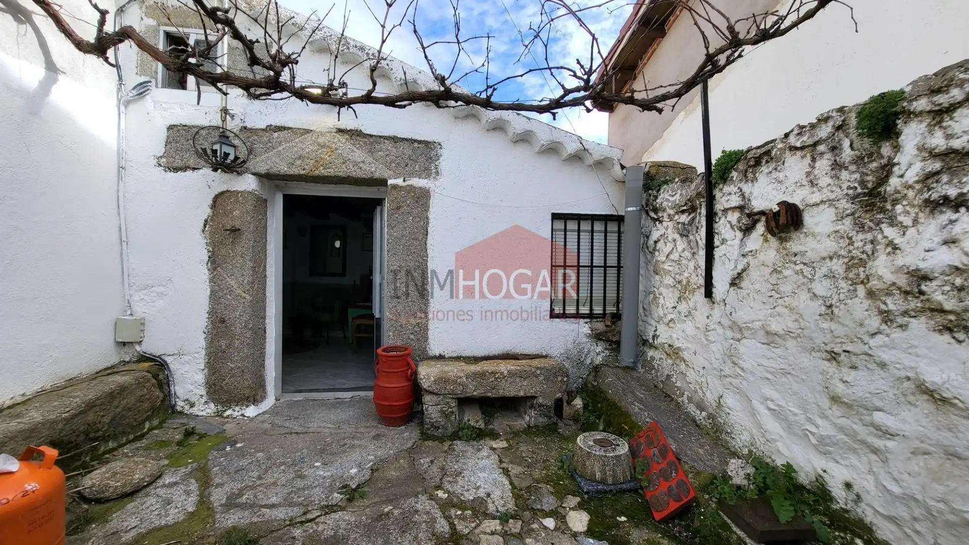 Vista exterior de Casa o xalet en venda en Tornadizos de Ávila amb Jardí privat, Terrassa i Traster