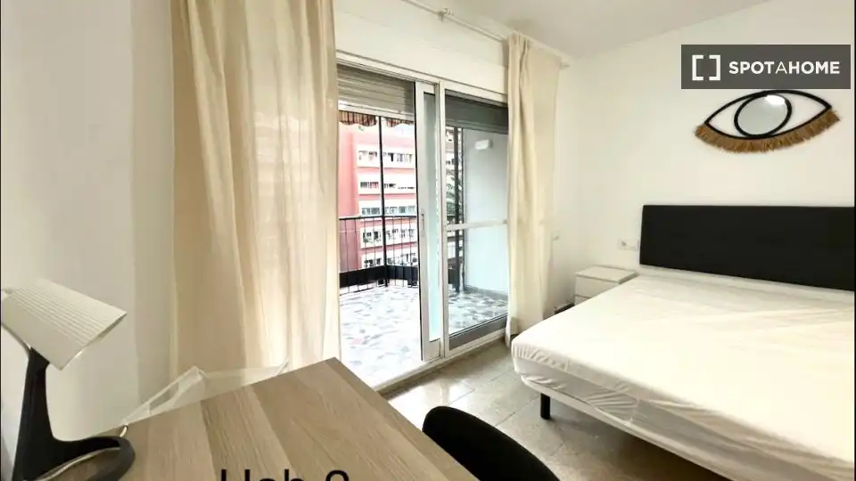 Habitación de Piso de alquiler en Valencia con Aire acondicionado, Calefacción y Amueblado